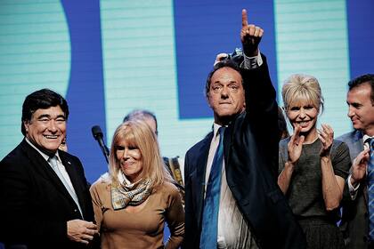 El matrimonio Zannini-Alsúa junto a Daniel Scioli y Karina Rabolini durante la campaña de 2015