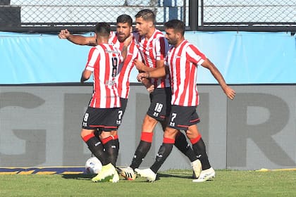 Buenos Aires: Leandro Diaz festeja el primer gol de Estudiantes de La Plata que enfrenta a Arsenal de Sarandí  se enfrentan en el estadio Julio Humberto Grondona, en partido por la cuarta fecha de la Zona A de la Copa de la Liga Profesional de fútbol de Primera División.