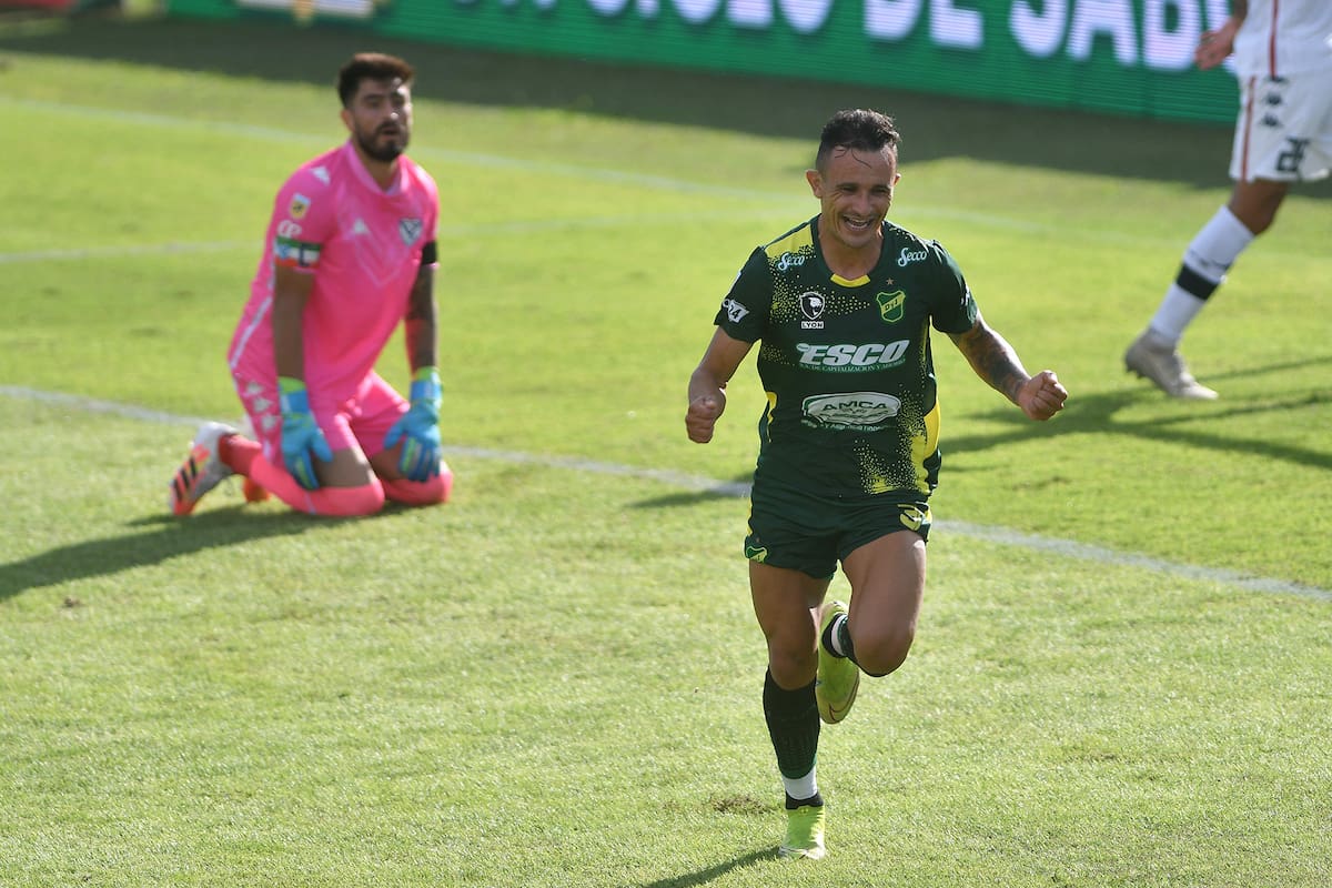 Buenos Aires: Marcelo Benitez festeja el primer gol de Defensa y Justicia que enfrenta a Vélez Sarsfield en el estadio Norberto Tomaghello, en un partido por la séptima fecha de la Copa de la Liga Profesional (LPF).