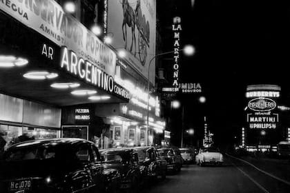 Corrientes, entre Suipacha y Carlos Pellegrini, en 1957, con la vía ya convertida en el ícono porteño de la escena cultural y artística
