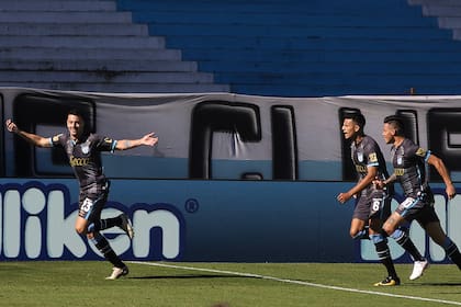 Ramiro Carrera festeja el primer gol de Atlético Tucumán que enfrenta hoy a Racing Club en un partido correspondiente a la Zona 1 de la Copa de la Liga Profesional