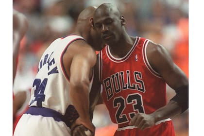 Buenos amigos: Michael Jordan, de los Chicago Bulls, y Charles Barkley, de los Phoenix Suns charlan antes del comienzo del Juego 1 en las Finales de la NBA en Phoenix en esta foto de archivo del 9 de junio de 1993.
