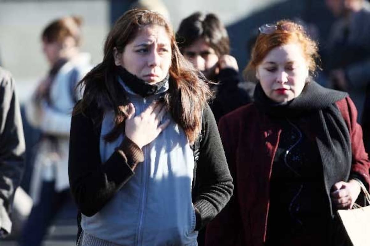 Bufandas y abrigos para enfrentar la fría mañana de ayer en la zona céntrica