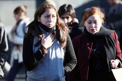 Bufandas y abrigos para enfrentar la fría mañana de ayer en la zona céntrica