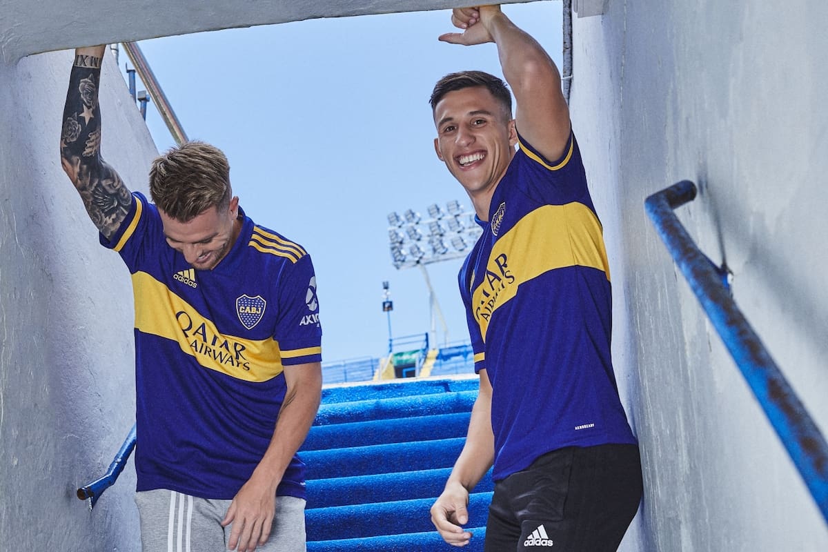Buffarini y Capaldo posan para la marca en el túnel de los jugadores que conduce a la cancha