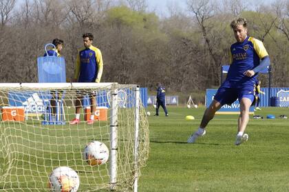 Buffarini y Mas; en el lateral derecho, Russo tendría disponible al juvenil Weigandt, mientras que al ex lateral izquierdo de San Lorenzo lo podría utilizar para jugar ante Libertad