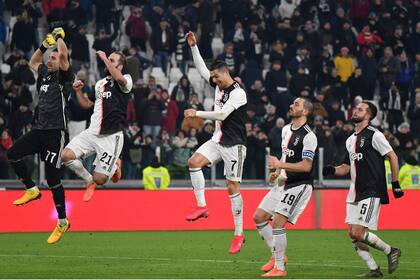 Buffón, Higuaín, Cristiano Ronaldo, Bonucci y Pjanic festejan con su gente el triunfo y la clasificación en la Copa Italia.