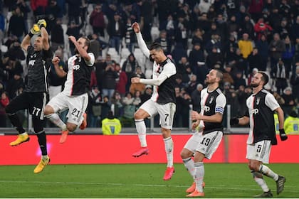 Buffón, Higuaín, Cristiano Ronaldo, Bonucci y Pjanic festejan con su gente el triunfo y la clasificación en la Copa Italia.