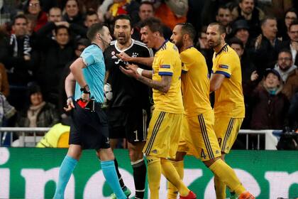 Buffon protesta ampulosamente tras el penal cobrado; Oliver saca la tarjeta roja con la que echará al arquero