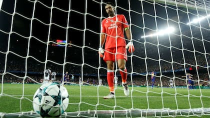 Buffon se lamenta; detrás, Messi ya festeja