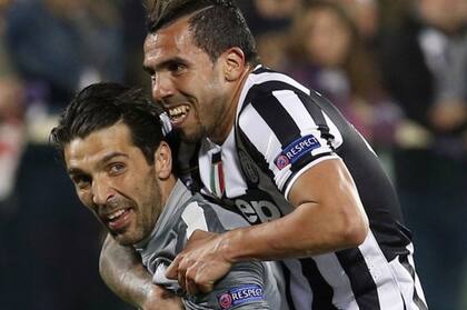 El arquero Gianluigi Buffon y Tevez fueron compañeros en Juventus y se hicieron amigos.