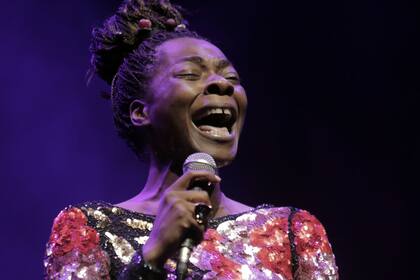 Buika terminó su noche cantando gratis en La Usina del Arte