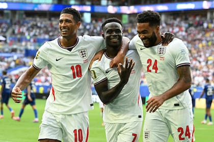 Bukayo Saka celebra su hat-trick con Jude Bellingham y Reece James