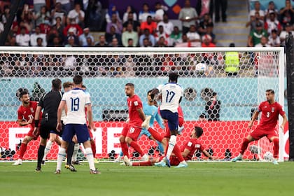 Bukayo Saka de Inglaterra marca el segundo gol de su equipo durante el partido contra Irán