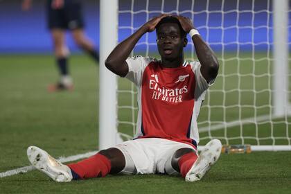 Bukayo Saka falla una clara ocasión contra PSG y Arsenal vuelve a quedarse corto