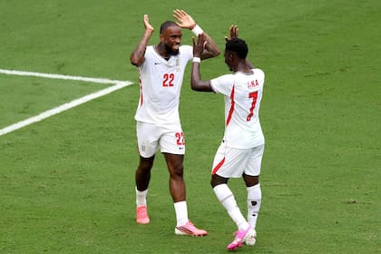 Bukayo Saka festeja con Ivan Toney luego de marcar ante Francia