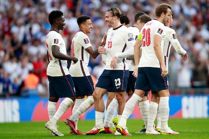 Bukayo Saka (izquierda) celebra tras anotar el cuarto gol de Inglaterra contra Andorra por las eliminatorias del Mundial, el domingo 5 de septiembre de 2021, en Andorra. (AP Foto/Ian Walton)