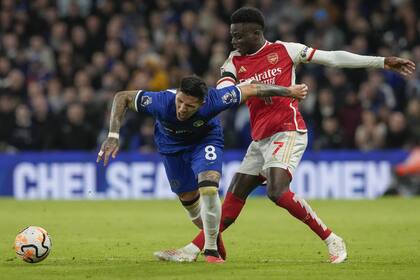 Bukayo Saka lucha con Enzo Fernández; Arsenal y Chelsea jugaron un partidazo en Stamford Bridge que terminó en empate por 2-2