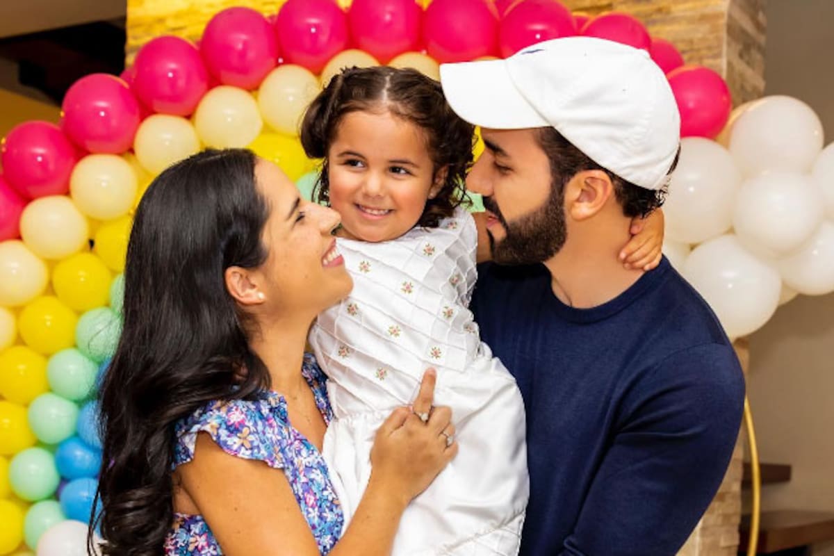 Bukele junto a su mujer y su hija mayor