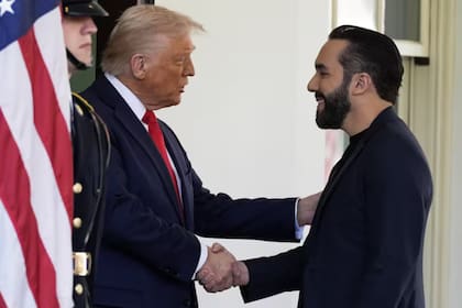 Bukele y Trump habrían acordado la extradición de algunos líderes de pandillas a cambio de aceptar recibir deportados