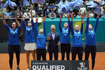 Bulat Utemuratov junto con el equipo kazako de la Billie Jean King Cup
