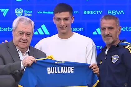 Bullaude sonríe con su camiseta, junto al presidente de Boca, Jorge Ameal, y a Raúl Cascini, integrante del Consejo de Fútbol