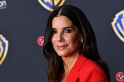 Bullock: "Me criaron mujeres que eran increíblemente poderosas y adelantadas a su tiempo, pero tenían que mantener las cosas en secreto. Todavía tengo un poco de eso. '¿Debería decir eso? ¿No debería decir eso?'"