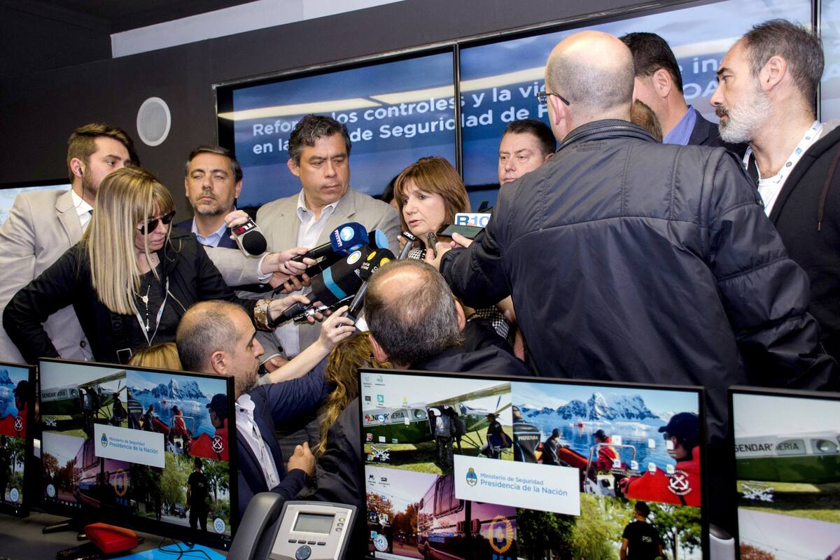 Bullrich, ayer, al anunciar un operativo policial; ayer evaluó los posibles efectos de las crisis regionales