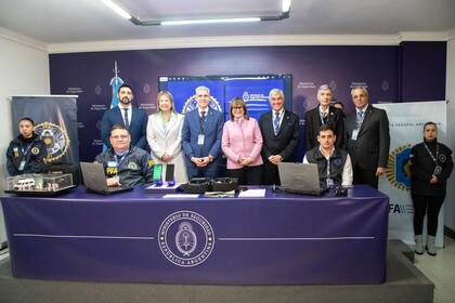 Bullrich estuvo acompañada por estuvo acompañada por la secretaria de Seguridad Nacional, Alejandra Monteoliva; el director de Ciberdelito, Santiago González Bellengeri; el jefe de la PFA, Alejandro Rolle; el director del DFI, Pascual Bellizzi y el director del Departamento Federal de Coordinación (DFC), Marcelo Farías.