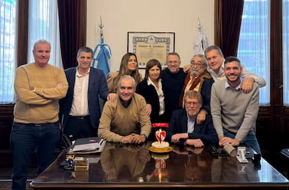 Bullrich festejó su cumpleaños junto a su equipo de colaboradores más estrechos en su despacho del Senado