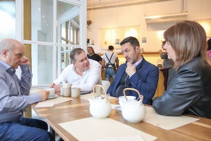 Bullrich junto a Petri, Lombardi y Arenaza, en un café en el barrio porteño de Recoleta