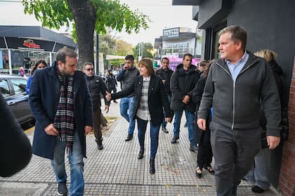 Bullrich, junto a Pilar Ramírez y Juan Pablo Arenaza durante una caminata por Lugano
