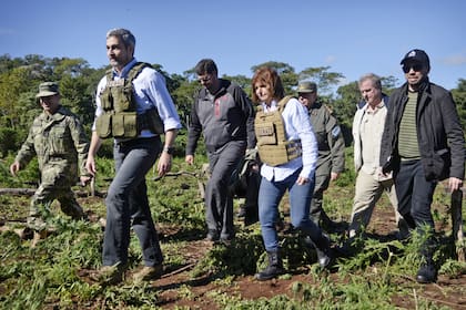 Bullrich junto al presidente Benítez en la plantación