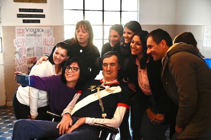 Bullrich se tomó fotos con los votantes que se acercaron a saludarlo y mostrarle su apoyo