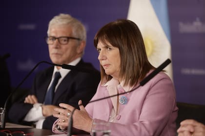 Bullrich y Cúneo Libarona al presentar el proyecto oficial