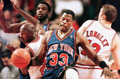 New York Knicks es una franquicia histórica de la NBA, aunque de poco éxito; Patrick Ewing es uno de sus grandes emblemas, aunque se retiró sin anillos de campeón; en la acción, en 1993, contra el Chicago Bulls de Michael Jordan.
