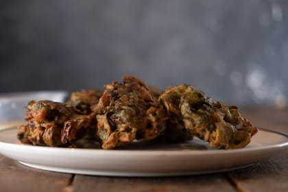 Buñuelos de acelga con receta de Juan Manuel Ferrari, chef de Lo de Jesús y de La Malbequería.