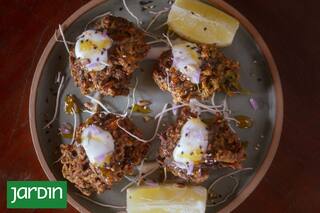 Dos restaurantes que arman sus platos con vegetales directo de su huerta