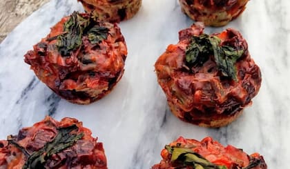 Buñuelos de remolacha con las hojas y pencas