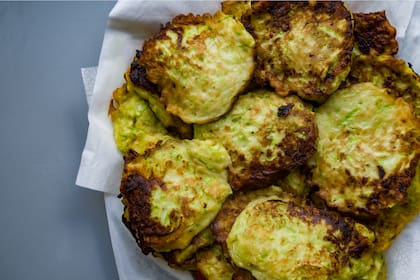 Buñuelos de zapallitos largos (zucchini).