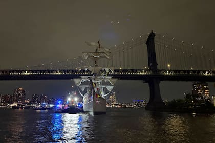 Buque de entrenamiento de la Armada mexicana choca con puente de Brooklyn en NY; reportan heridos