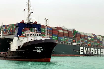 El Ever Given estuvo casi una semana encallado en el Canal de Suez, donde pasa el 10% del comercio mundial