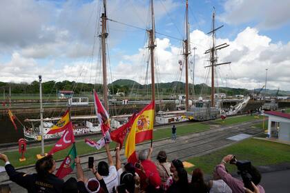 Buque escuela de la Armada española cruza el Canal de Panamá con joven princesa Leonor a bordo