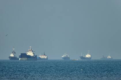 Buques de carga anclados en el estrecho de Ormuz frente a Bandar Abbas, Irán.