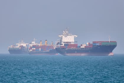 Buques de carga en el estrecho de Ormuz frente a Bandar Abbas, Irán