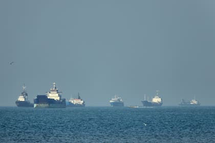 Buques de carga, incluidos graneleros y navíos de carga en general, permanecen anclados en el estrecho de Ormuz el lunes 4 de mayo de 2026, frente a Bandar Abbas, Irán. (Amirhosein Khorgooi/ISNA vía AP)
