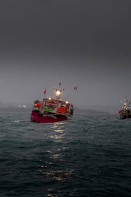 Buques pesqueros franceses protestan frente al puerto de St Helier en una disputa por los derechos de pesca después del Brexit