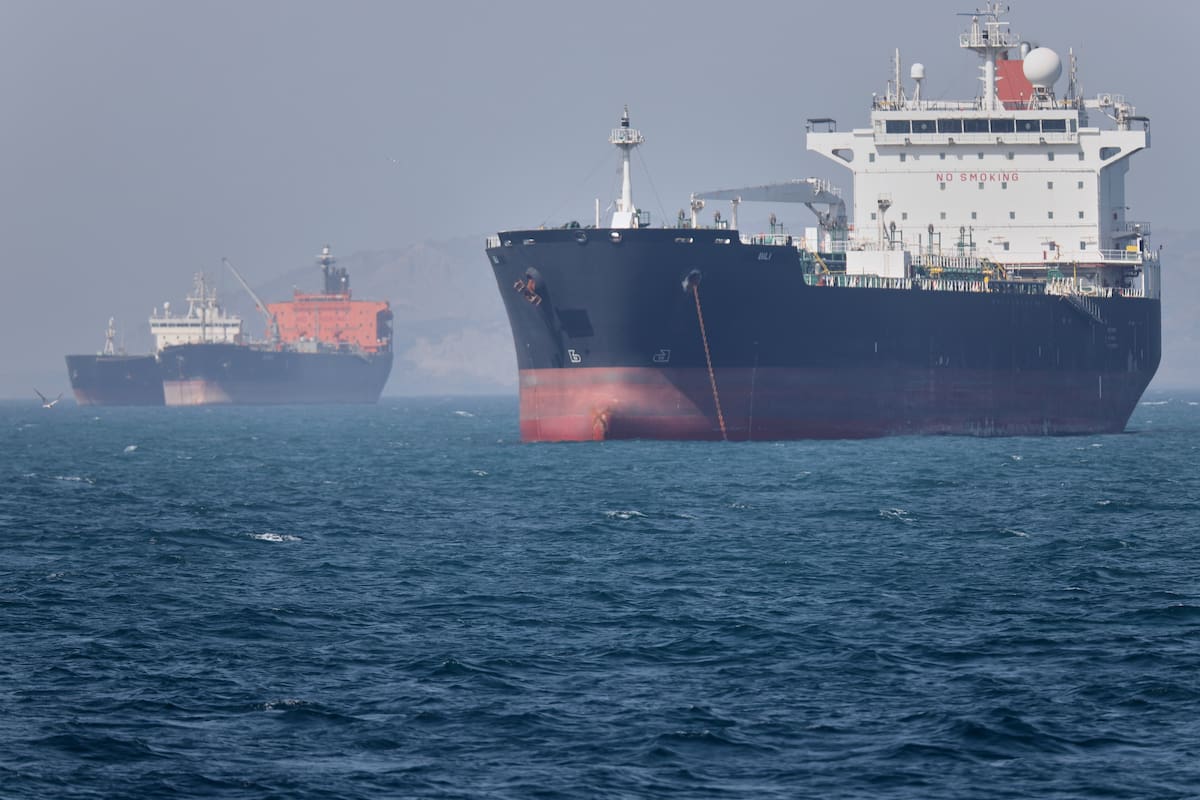 Buques petroleros frente a Bandar Abbas, Irán, en el Estrecho de Ormuz