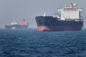 Buques petroleros frente a Bandar Abbas, Irán, en el Estrecho de Ormuz