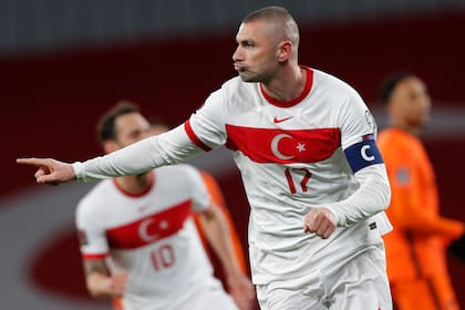 Burak Yilmaz anotó tres de los cuatro goles de Turquía, que amargó a Países Bajos en el inicio del Grupo G.